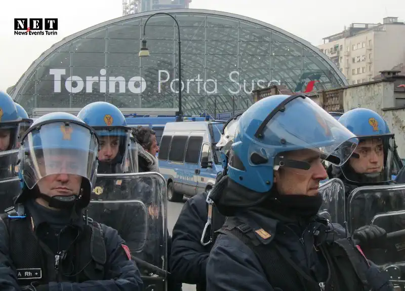 Torino inaugura di Porta Susa 2013 manifestanti NO TAV