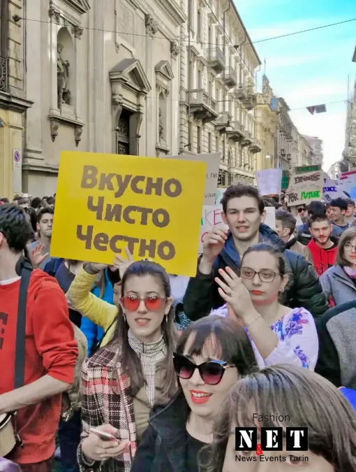 Манифестация студентов в Турине русский плакат