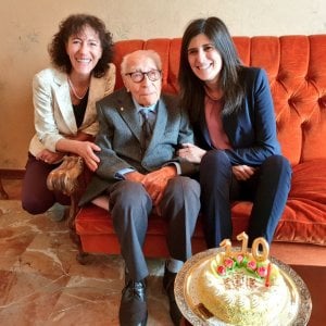 Самому старому мужчине в Италии, Сальваторе Кавалло 110 лет, мэр Турина Кьяра Аппендино