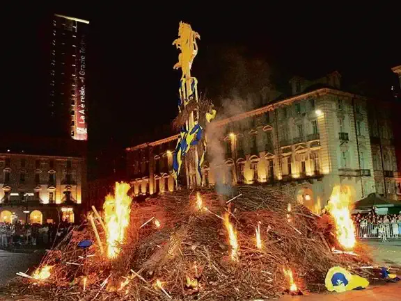 Турин празднование дня города бычок фаро faro piazza Castello