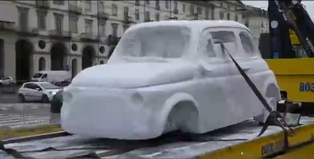 Что делает мраморный Fiat 500 на улицах Турина? Смотреть видео