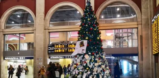 Железно-дорожный вокзал Porta Nuova в Турине и новогодняя елка Новогодняя елка в Турине на железнодорожном вокзале