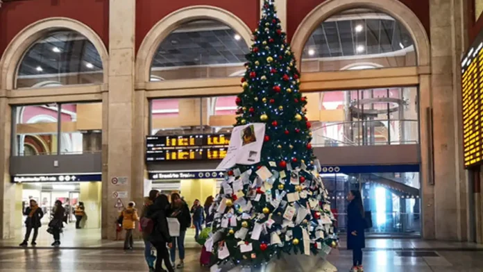 Новогодняя елка в Турине на железнодорожном вокзале