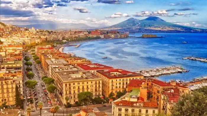 Неаполь: Вулканическая Душа и Историческое Сердце Южной Италии
