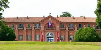 Борго Кастелло замок в парке Ла Мандрия Борго Кастелло поместье Савойской династии в парке Ла Мандрия