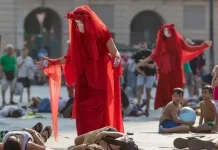 Борцы за климат в Турине на главной площади Мертвые с косами в Турине на главной площади