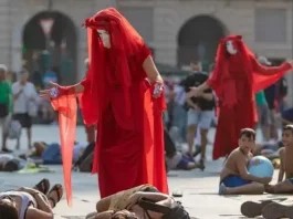 Мертвые с косами в Турине на главной площади