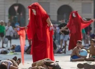 Борцы за климат в Турине на главной площади Мертвые с косами в Турине на главной площади