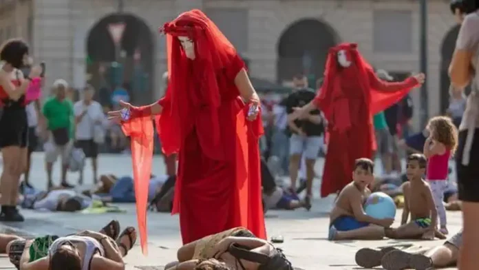 Мертвые с косами в Турине на главной площади