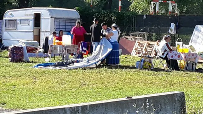 Цыгане на площади Арми в Турине демонтаж палаток