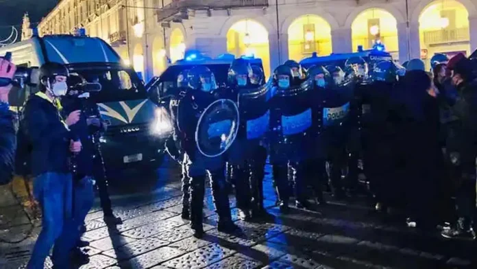 Беспорядки в Турине: Как протест против антиковидных мер превратился в уличные столкновения и что это значит для города.