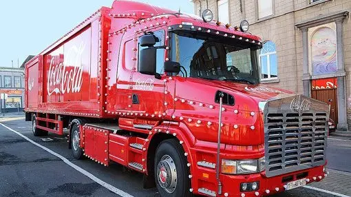 Рождество 2020 года дарит Турину и его окрестностям проезд легендарного грузовика Coca Cola