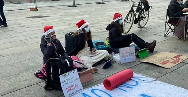 Дети протестующие в Турине на главной площади города