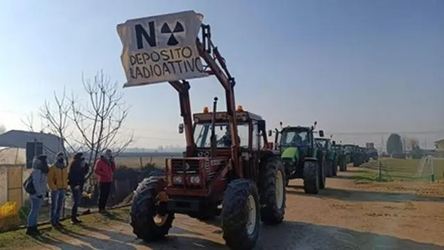 В Карманьоле прошел протест с участием 250 тракторов против свалки ядерных отходов