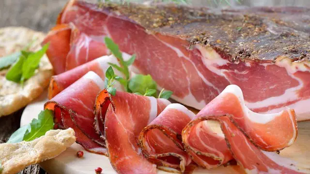 Итальянские продукты мясо прошуто кухня