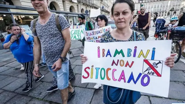 Пятьсот человек в Турине в шествии протеста с криками Руки прочь от детей