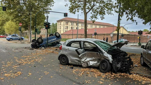 В Турине столкнулись полицейский Seat Leon перевернувшийся после удара и Kia Rio