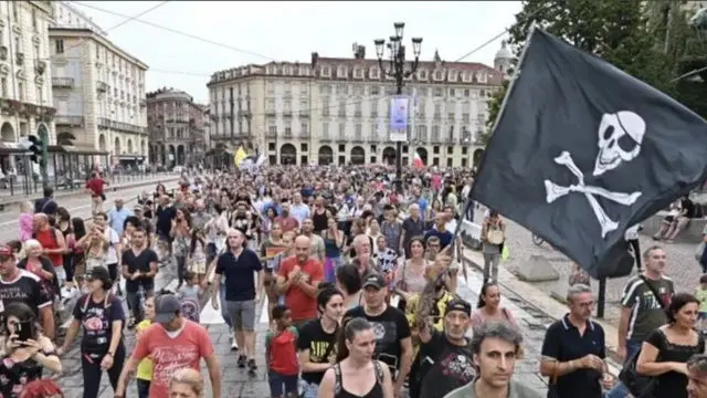 Акция протеста в Турине NO Green Pass прошла вчера днем ​​на площади Piazza Castello