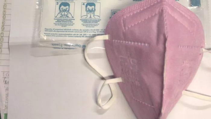 Итальянская полиция отказалась надевать новые полученные маски Ffp2 розового цвета