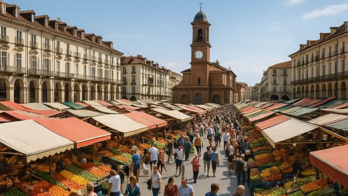 Центральный рынок Турина Porta Palazzo - прилавки с фруктами и людьми Широкий вид на центральный рынок Porta Palazzo в Турине с цветными рядами фруктов и овощей, людьми между прилавками и историческими домами на фоне.