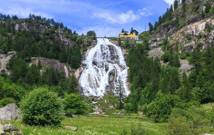 Это, безусловно самый известный водопад в Пьемонте, расположенный в Валь-Формацца, в Вербано-Кузио-Оссола, и считается самым красивым из всех Альп с его 140-метровой высотой. Каската-дель-Точе