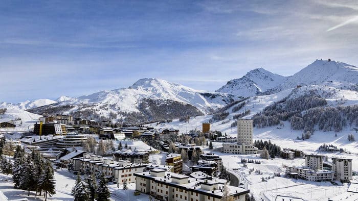  Сестриере, город, который родился совсем недавно и вскоре стал одним из самых популярных горнолыжных курортов Пьемонта и Северной Италии. 