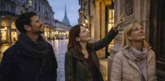 Эзотерический Турин: путеводитель по магическим местам и городским легендам Эзотерический Турин - маршрут по магическим местам и легендам Вечерний центр Турина, мягкий свет, силуэт Моле Антонеллиана вдали, на переднем плане двое взрослых рассматривают старинные фасады и детали на площади, атмосфера “городской тайны” без мистики в лоб.