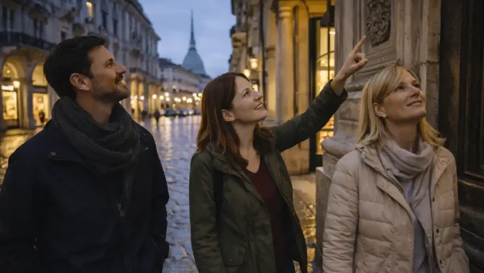 Эзотерический Турин - маршрут по магическим местам и легендам Вечерний центр Турина, мягкий свет, силуэт Моле Антонеллиана вдали, на переднем плане двое взрослых рассматривают старинные фасады и детали на площади, атмосфера “городской тайны” без мистики в лоб.