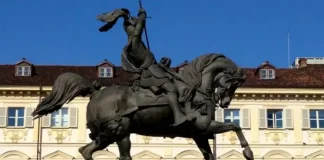 Памятник площадь Сан Карло в Турине «Эль каваль эд Бронз» Памятник Эмануэле Филиберто на площади Сан Карло в Турине El caval ed Bronz