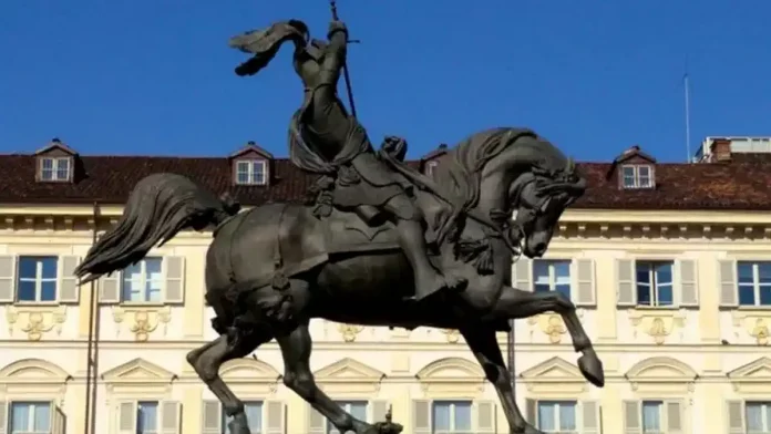 Памятник Эмануэле Филиберто  на площади Сан Карло в Турине El caval ed Bronz