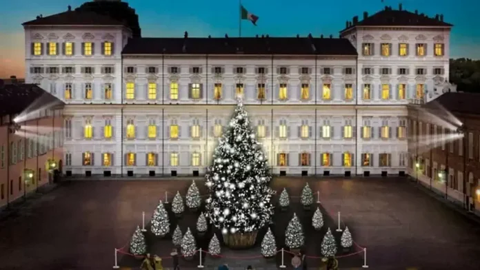 Турин в декабре 2022 года Рождественская елка площадь