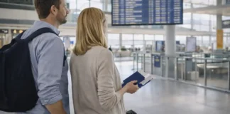 Турин — Париж на самолете: как улететь из Caselle, куда прилетаете и чем заменить рейс Турин Париж на самолете аэропорт Caselle и путешествие во Францию Фотореалистичный кадр в аэропорту Турина: путешественники с ручной кладью смотрят на табло вылета в Париж, дневной свет, спокойная атмосфера