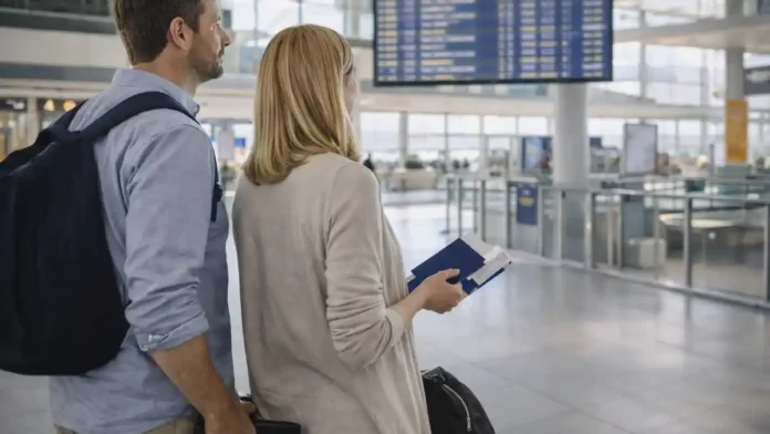 turin-parizh-samolet-trn-ory Турин Париж на самолете аэропорт Caselle и путешествие во Францию Фотореалистичный кадр в аэропорту Турина: путешественники с ручной кладью смотрят на табло вылета в Париж, дневной свет, спокойная атмосфера