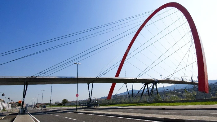 Новым символом района является Олимпийская арка с пешеходной дорожкой