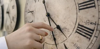 История перевода часов в Италии: когда меняют время и отменят ли это вообще Переход на зимнее время в Италии Ночная смена времени в Италии и подсказки, как не потерять час в расписаниях