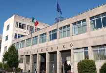 152 преподавателя Политехникума Турина лучшие в мире Политехнический университет Турина - студенты на фоне кампуса PoliTo Описание: Кампус Politecnico di Torino, группа студентов у современного корпуса, Турин, дневной свет, живой городской фон.