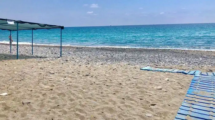 Пляж Арцилья "спрятан" к востоку от туристического порта