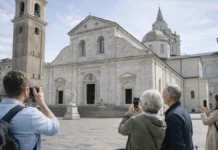 Кафедральный собор Святого Иоанна Крестителя в Турине: Дуомо, история и Туринская Плащаница фасад Дуомо Сан-Джованни и туристы на площади