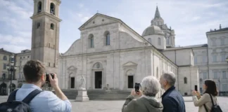 Кафедральный собор Святого Иоанна Крестителя в Турине: Дуомо, история и Туринская Плащаница фасад Дуомо Сан-Джованни и туристы на площади