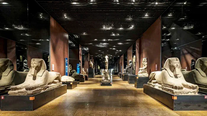 Египетский музей в Турине вид внутри на статуи