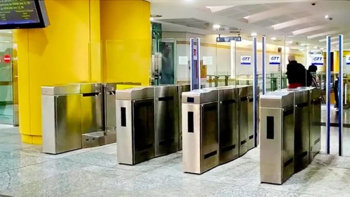 Новые высокие турникеты в метро Турина