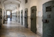 Музей Новой тюрьмы в Турине Le Nuove: билеты, экскурсии, история и как посетить Музей тюрьмы Le Nuove в Турине - коридор и двери камер Фотореалистичный широкий кадр 16:9, атмосфера музея Le Nuove без мрачной постановки, аккуратный свет, детали коридора и дверей камер, без текста.