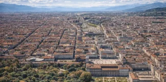 Где находится Турин на карте Италии — город между Альпами и долиной реки По Панорамный дневной вид Турина с аркадами и линией Альп на горизонте, атмосфера спокойного города для путешествий