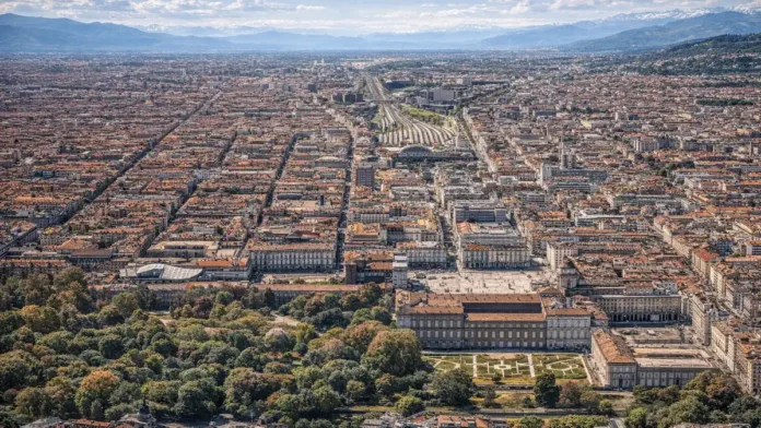 panorama-turina Панорамный дневной вид Турина с аркадами и линией Альп на горизонте, атмосфера спокойного города для путешествий