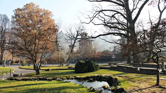 Парк Валентино в Турине осенью с видом на средневековую деревню