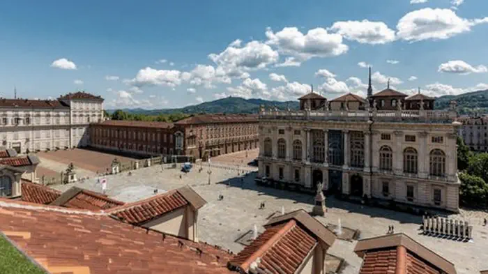 Площадь Кастелло в Турин вид с крыши на дворец Мадама с самой площадью