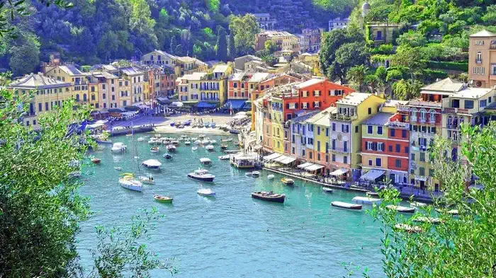 Портофино - это красивый итальянский курорт, известный своими живописными пейзажами