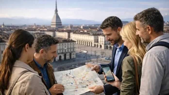 Чем знаменит Турин - 12 мест и маршрут по городу Панорама Турина днем с видом на портики и центр, современная живая атмосфера, туристы с картой, без толпы