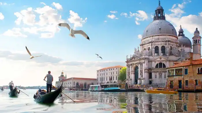 Уникальный город в мире со своими 150 каналами более чем 400 мостами гондолами и улицами Венеция