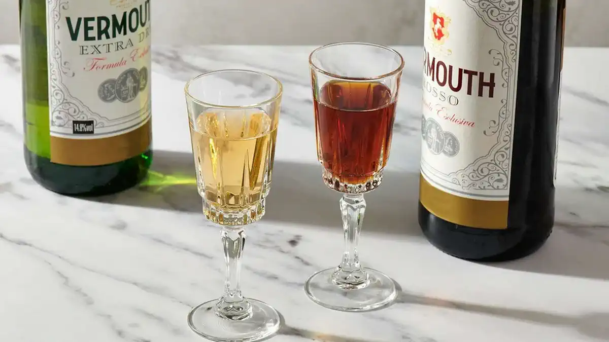 Вермут - ароматное вино, родившееся в Турине в 1786 году, которое можно пить в качестве аперитива или послеобеденного коктейля.